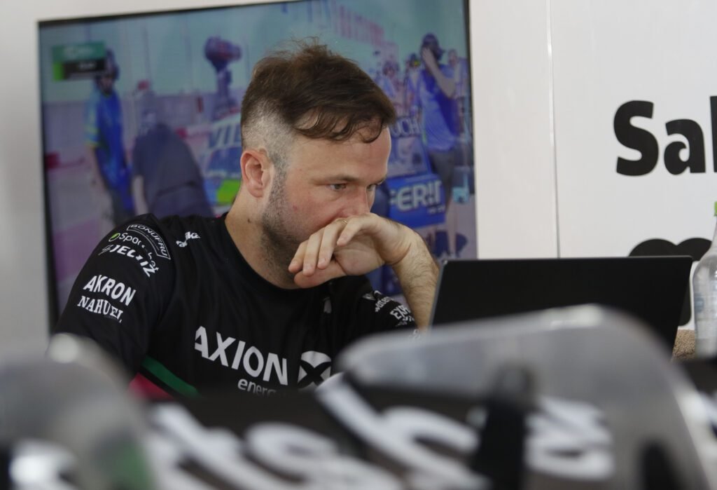 Agustín Canapino trabajando en los boxes