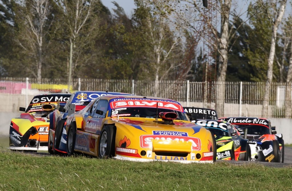 Lopez feliz con el presente del Turismo 4000 Argentino