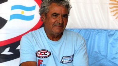 Chocolate Lopez feliz con el presente del Turismo 4000 Argentino