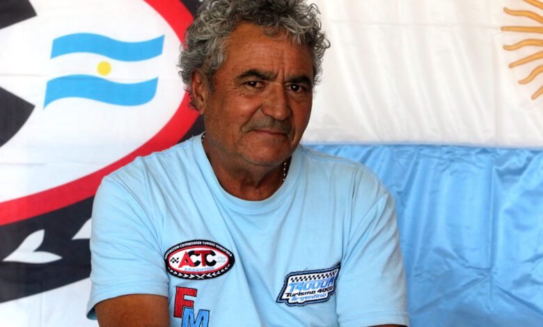 Chocolate Lopez feliz con el presente del Turismo 4000 Argentino