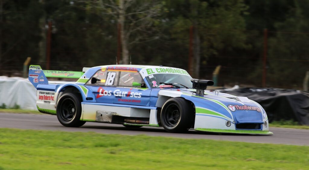 Carlos Gregorietti a bordo de su Turismo 4000 Argentino