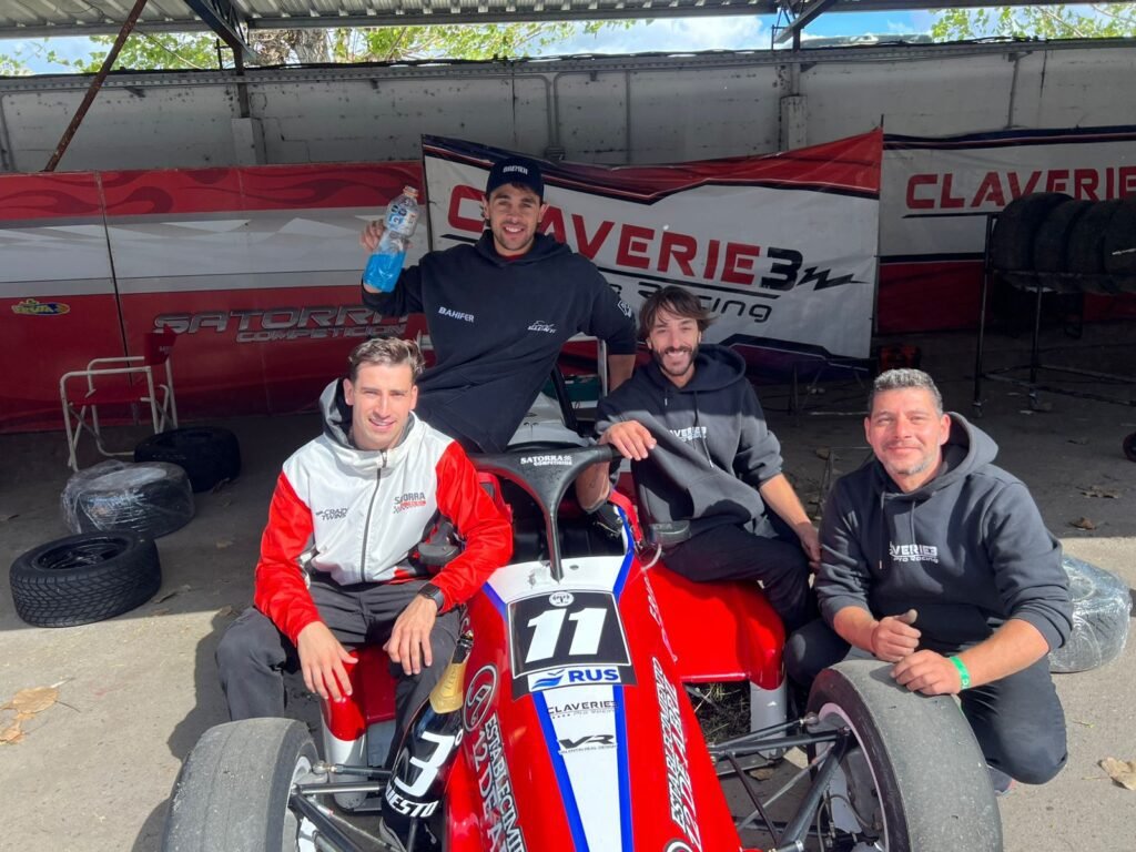 Agustín Sexe celebra con su equipo