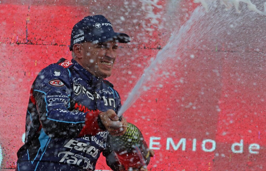 Werner festeja en el podio de las TC Pick Up