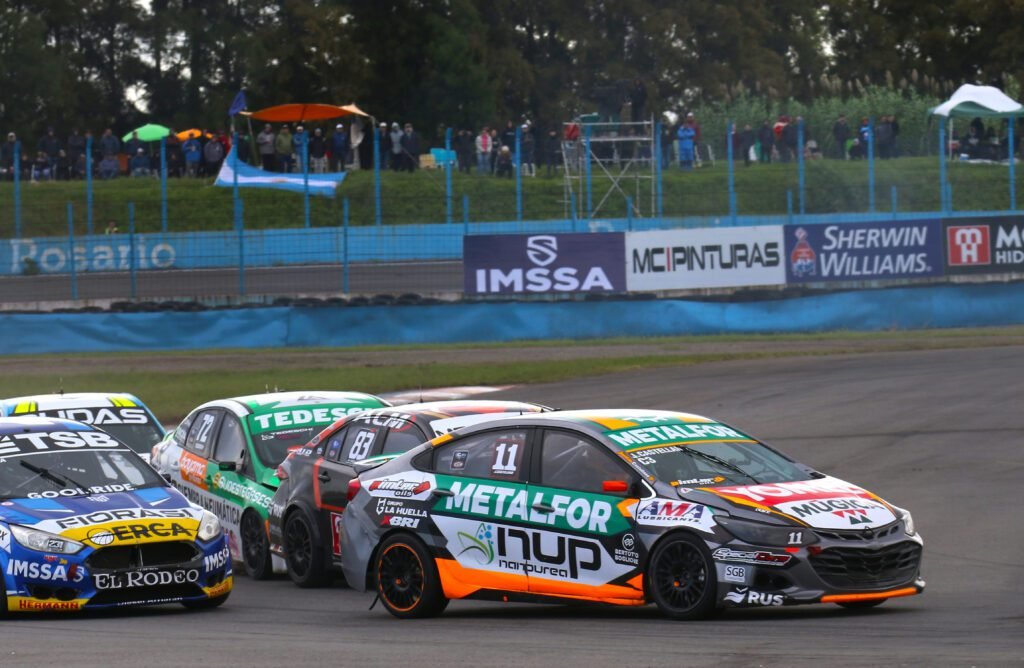 Jonatan Castellano, con el Cruze, en el circuito de Rosario.