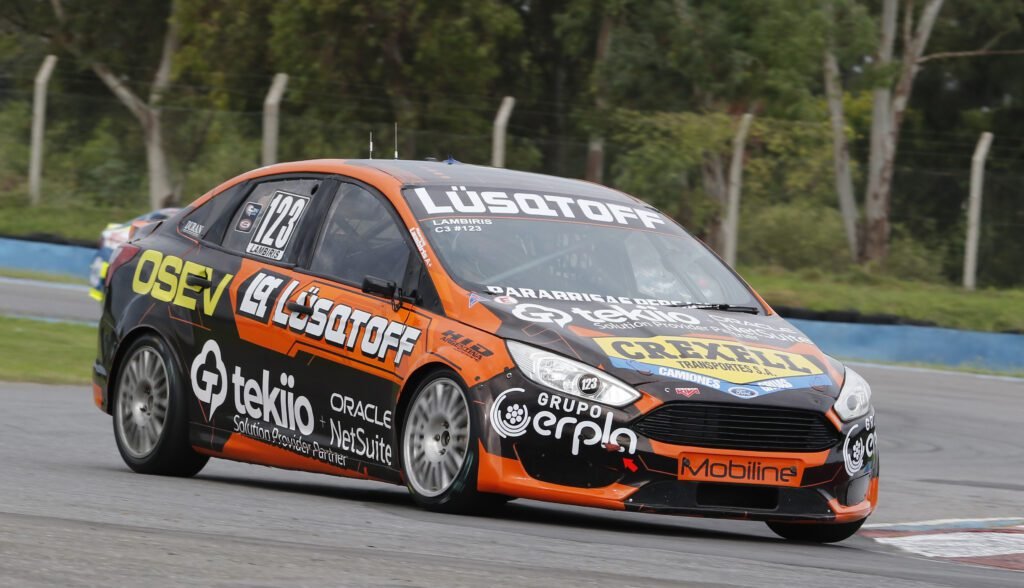 Mauro García: "Vamos a pelear el Campeonato" 3 Mauricio Lambiris con el Focus del equipo de Mauro García