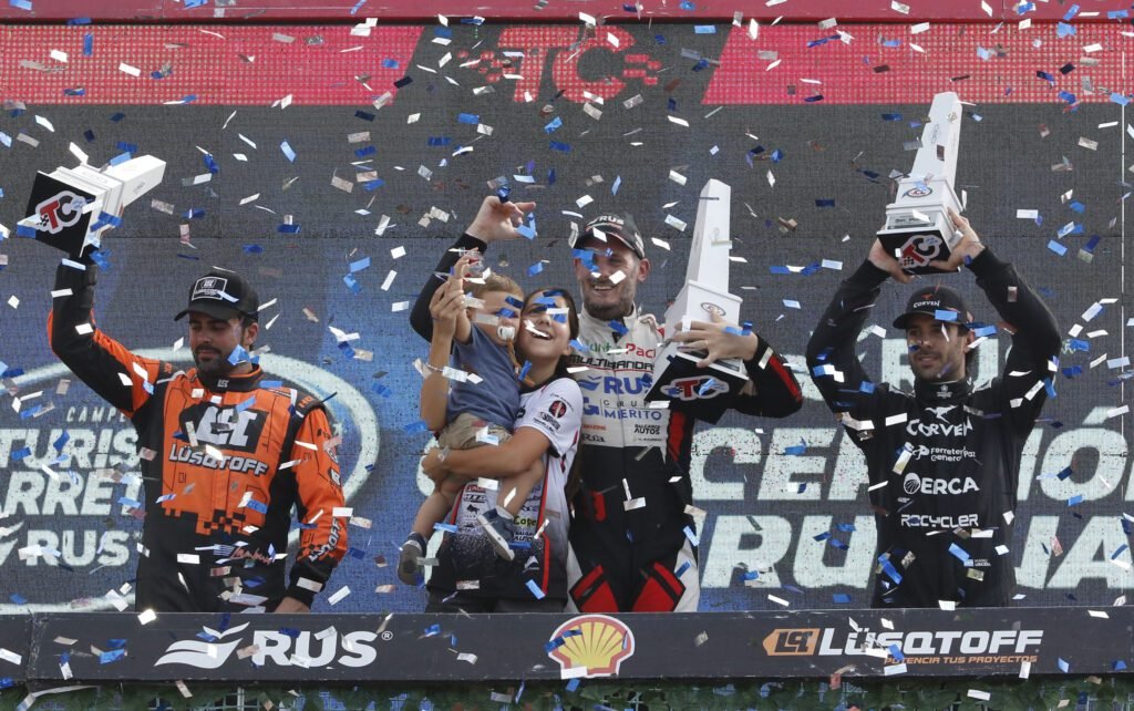 Lambiris en el podio de Concepción del Uruguay