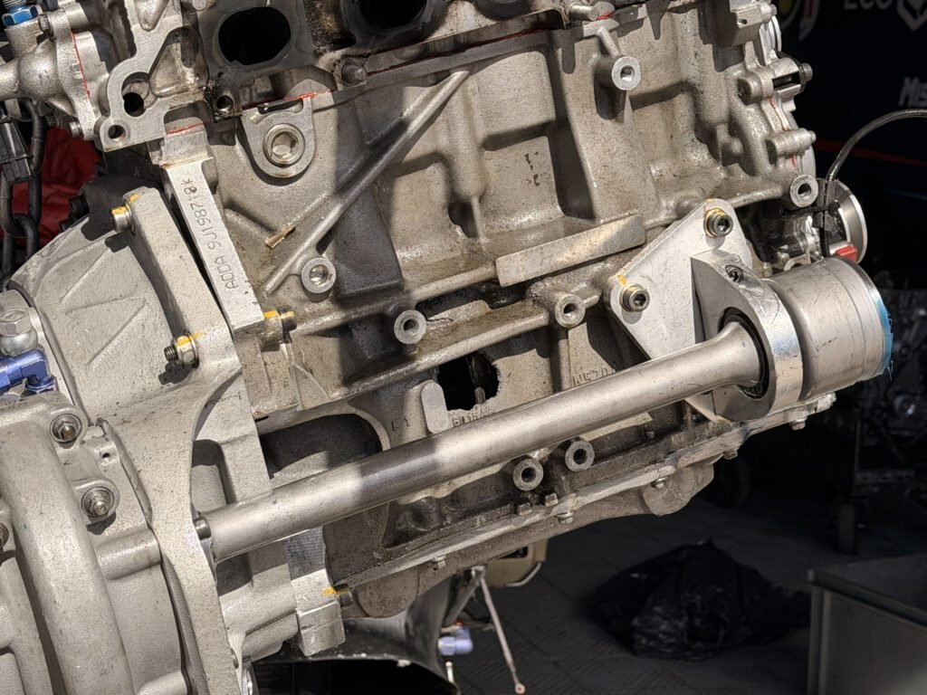 El hueco que dejó la biela en el motor de Marquez