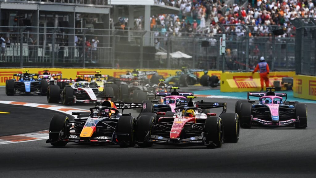 La maniobra de la largada con Verstappen, Hamilton y Colapinto detrás de ellos