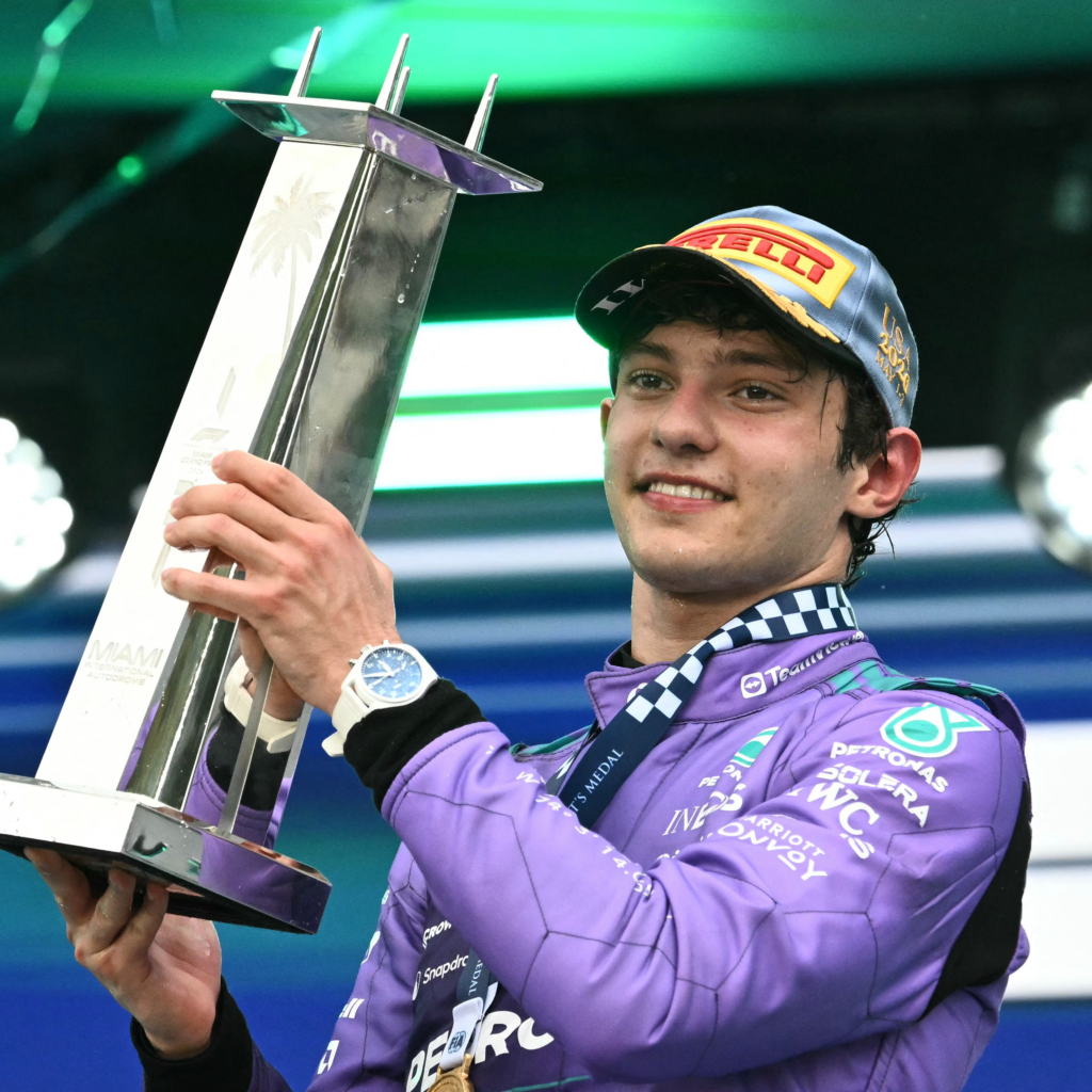 Antonelli con el trofeo
