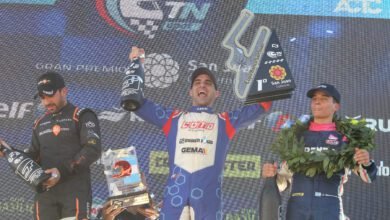 Chapur festeja la victoria en el podio