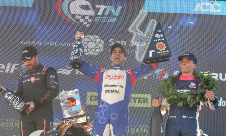 Chapur festeja la victoria en el podio