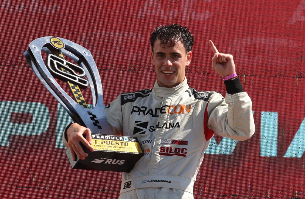 Franco Ledesma celebra la victoria en la Formula 2 en Concepción del Uruguay