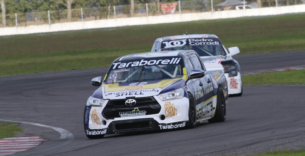 Luis Catelli transita con su Hilux por La Plata