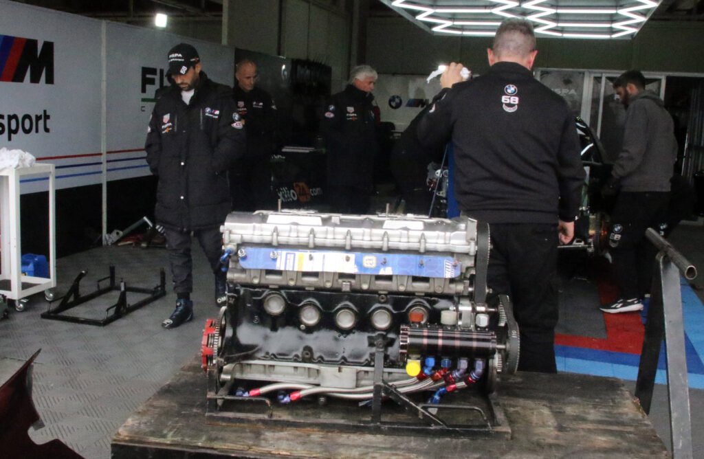El cambio de motor en el BMW de Santero