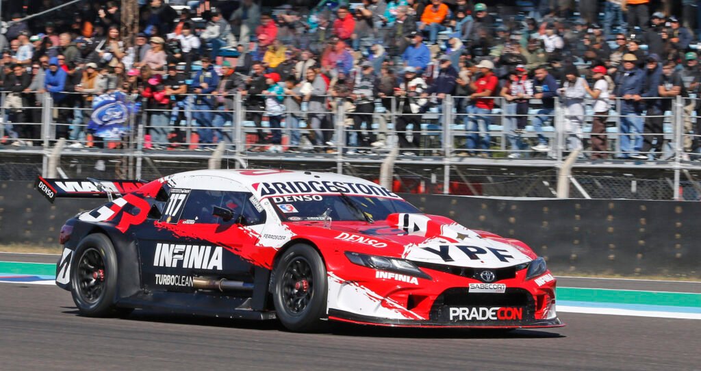 Matías Rossi quedó segundo en una muy uena actuación con el Camry