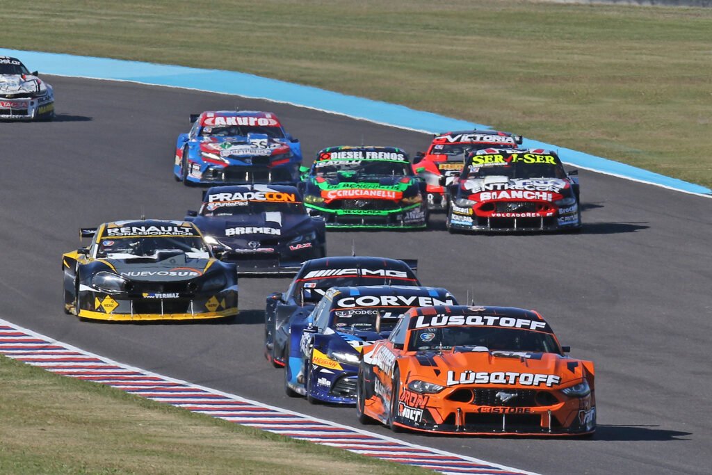 Mauricio Lambiris adelante del pelotón de la serie 3 del Gran Premio Foton