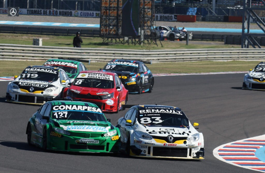 Facundo Ardusso pelea con Valle en la largada de Termas
