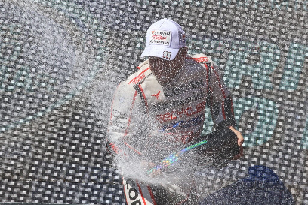 Mariano Werner celebra la vuelta a la victoria en Termas de Río Hondo