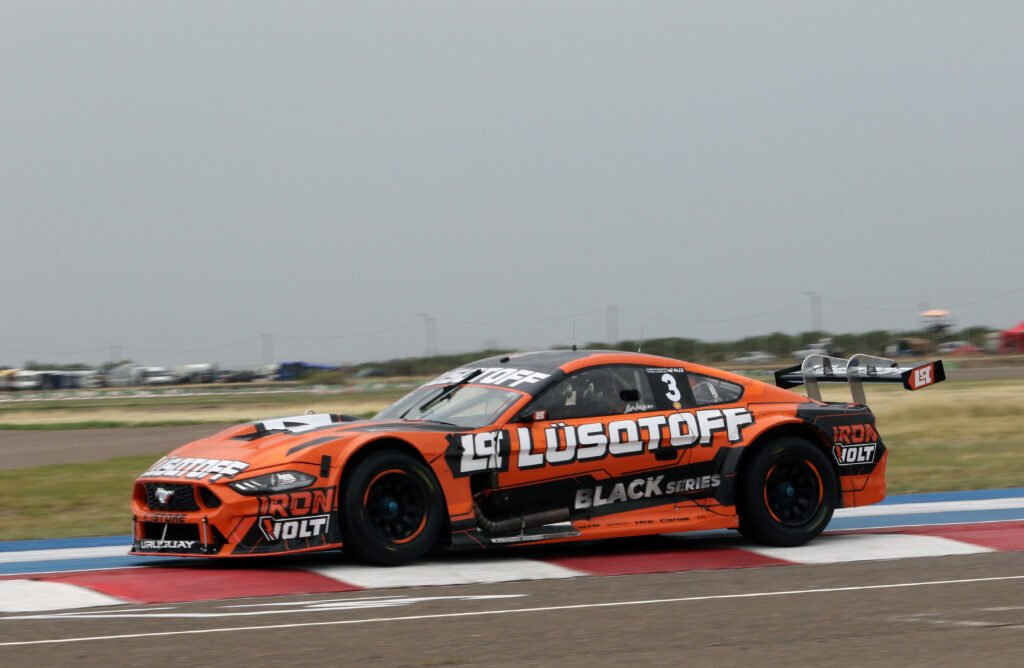 Lambiris, muy consistente con el Mustang del Martínez Competición