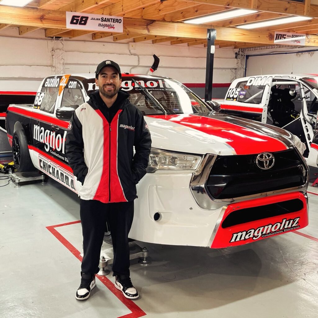 Santero, Jakos y Ardusso vuelven en La Plata 2 Julián Santero con la camioneta del Magnoluz