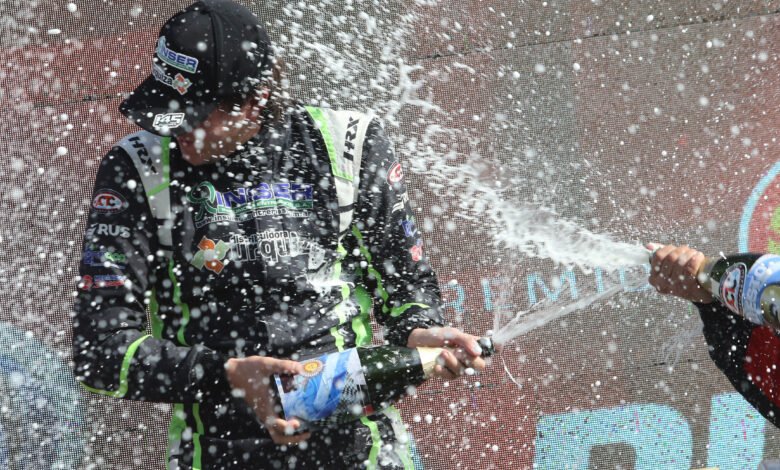 Ignacio Arrias celebra en el podio
