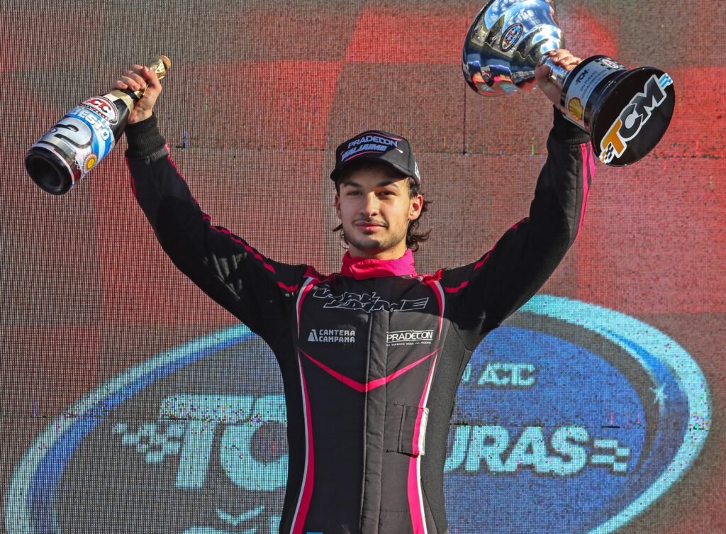 Jaime se llevó la 5ta final del año en La Plata 3 Nicolás Jaime celebra en el podio