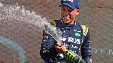 Tobías Martínez volvió a la victoria en La Plata. 7 Martínez celebra la victoria en el TC Pick Up