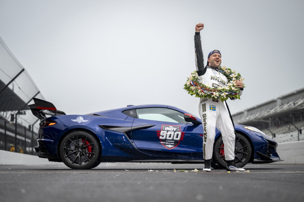 Felix Rosenqvist hizo historia en unas emocionantes 500 Millas de Indianápolis 5 La clásica celebración de Rosenqvist en la Indy 500