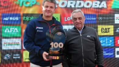 Gastón Ferrante celebra sus 100 carreras 6 Ferrante recibe el reconocimiento de manos de Mazzacane