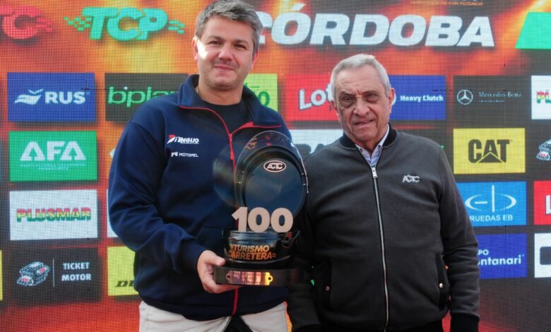 Ferrante recibe el reconocimiento de manos de Mazzacane