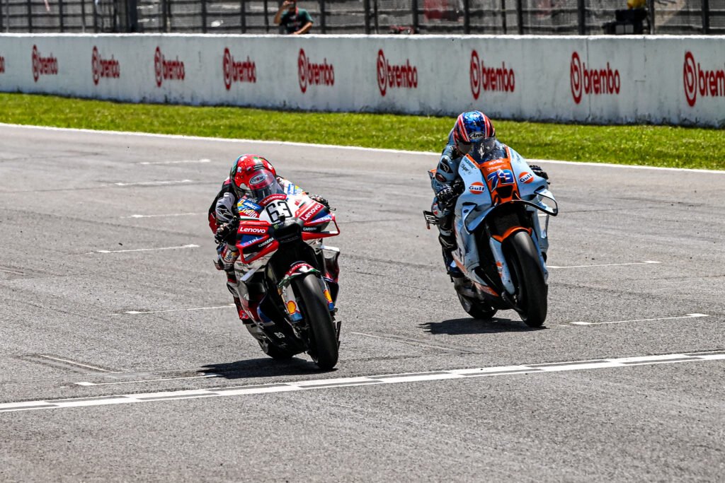 Marco Bezzecchi fue profeta en su tierra al ganar con Aprilia en Mugello 3 Bagnaia supera a Ougura en la llegada de la carrera que ganó Bezzecchi