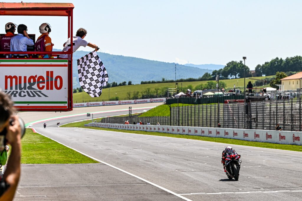 Marco Bezzecchi fue profeta en su tierra al ganar con Aprilia en Mugello 4 Bezzecchi cruza la línea de llegada mientras Kimi Antonelli baja la bandera a cuadros