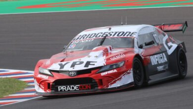 Matías Rossi en su Camry transita por el circuito de Termas