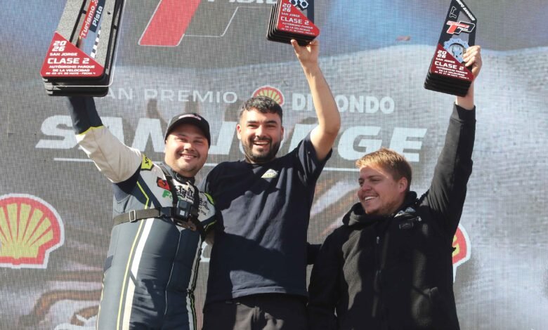 Clase 2: Cravero volvió a la victoria en el turismo pista 1 Crevero festeja en el podio de la Clase 2 en San Jorge