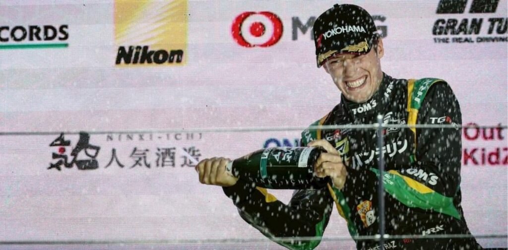 Sacha Fenestraz festeja en Japón
