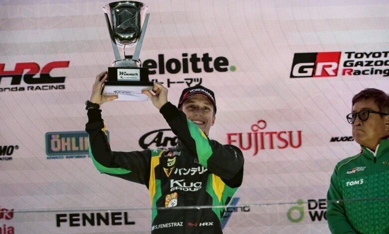 Sacha Fenestraz en el podio en Japón