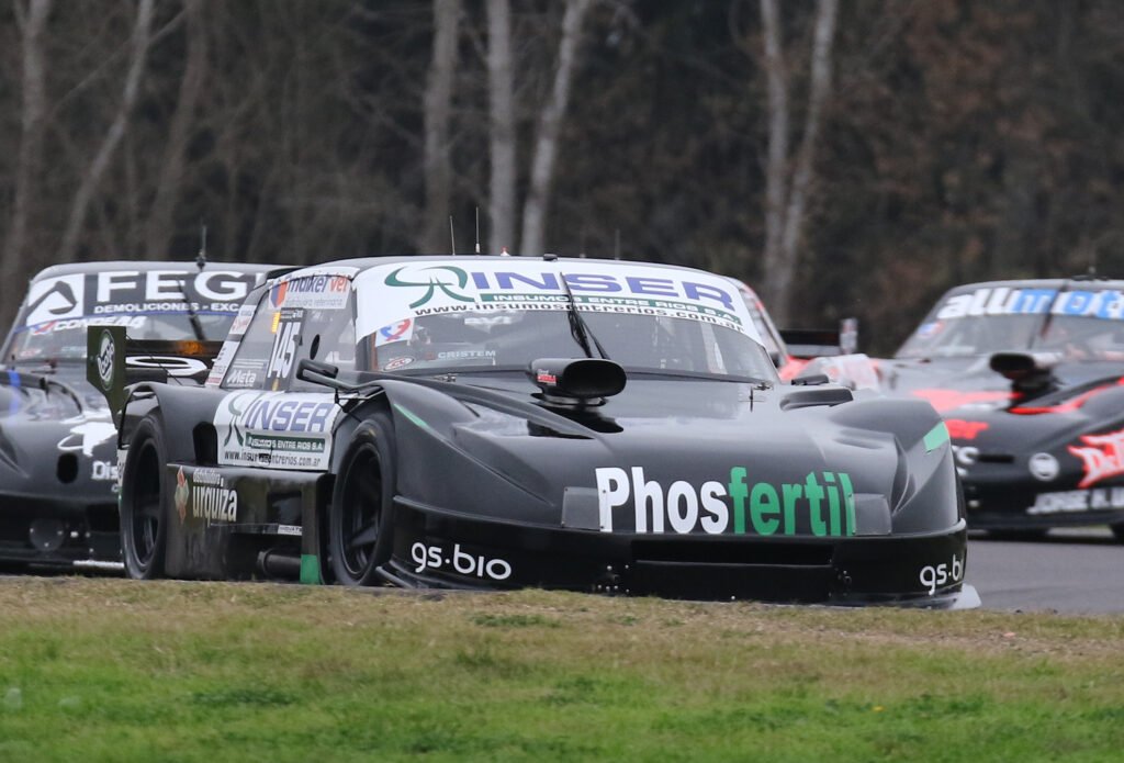 Arrías en su auto rumbo a la victoria en el TC Pista Mouras