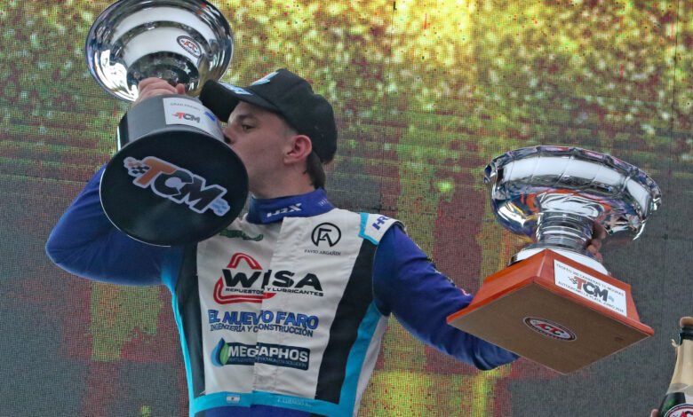 Luengo celebra la victoria en la carrera 300 del TC Mouras
