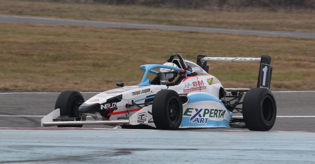 Valentino Alaux: “Uno lo hace porque le gusta y quiere seguir el legado familiar” 2 Alaux en su auto de Fórmula 2 Argentina