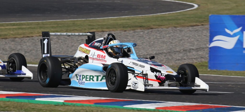 Valentino Alaux: “Uno lo hace porque le gusta y quiere seguir el legado familiar” 3 Alaux en su auto de Fórmula 2 Argentina