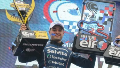 Jeremías Olmedo, del Salvita Racing, celebra en el podio la victoria en la Clase 3