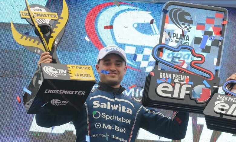 Jeremías Olmedo, del Salvita Racing, celebra en el podio la victoria en la Clase 3