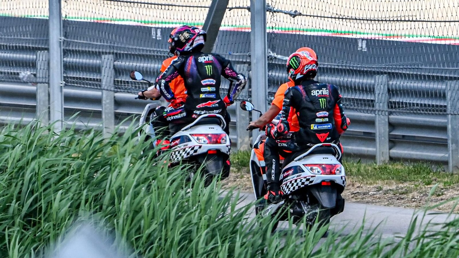Marc Márquez lo hizo de nuevo y el MotoGP recuperó un contendiente al título 3 Los pilotos de Aprilia vuelven al box luego de la caída masiva en la primera curva