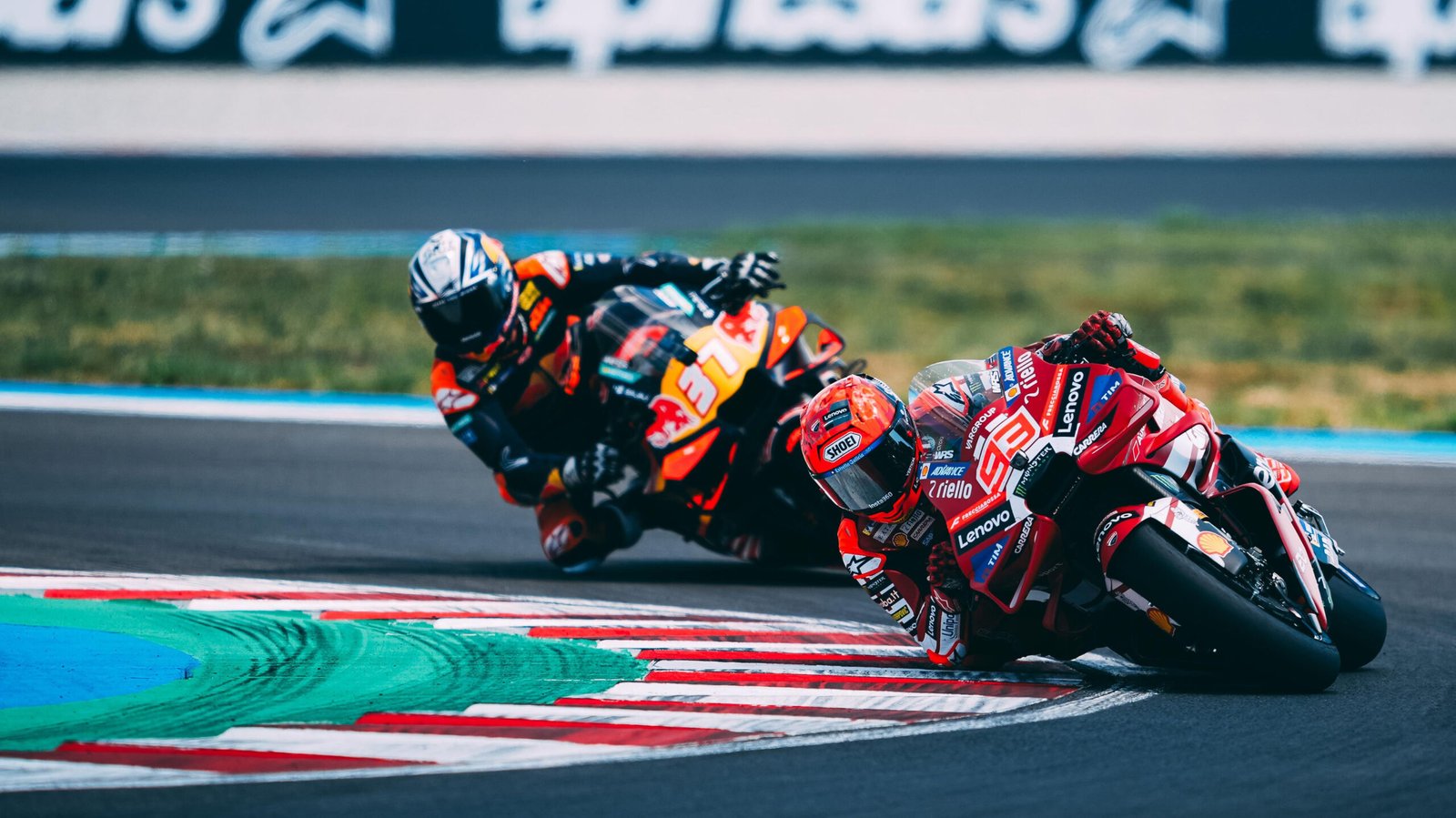 Marc Márquez lo hizo de nuevo y el MotoGP recuperó un contendiente al título 2 Marc Marquez pelea con Pedro Acosta en el MotoGP