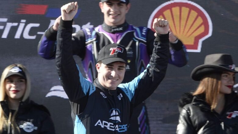 Clase 2: Victoria contundente de Valentino Spinella 1 El podio de la Clase 2 del Turismo Pista