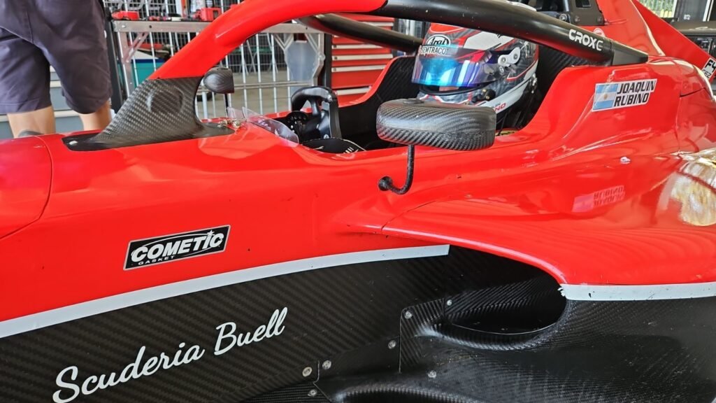 Joaquin Rubino en el auto de la Scuderia Buell