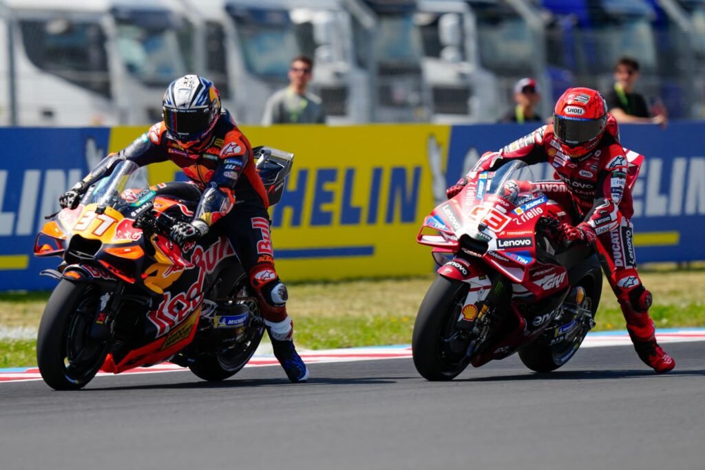 Marc Marquez y Pedro Acosta en plena lucha