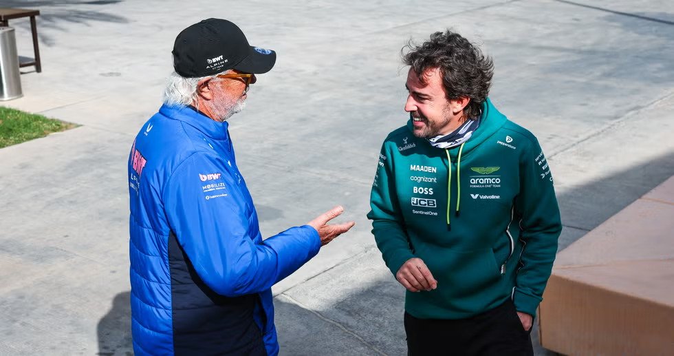 La Silly Season empieza a acelerar: Piastri, Cadillac y Haas, los primeros nombres que agitan el mercado 2 Briatore conversa con Alonso en los boxes