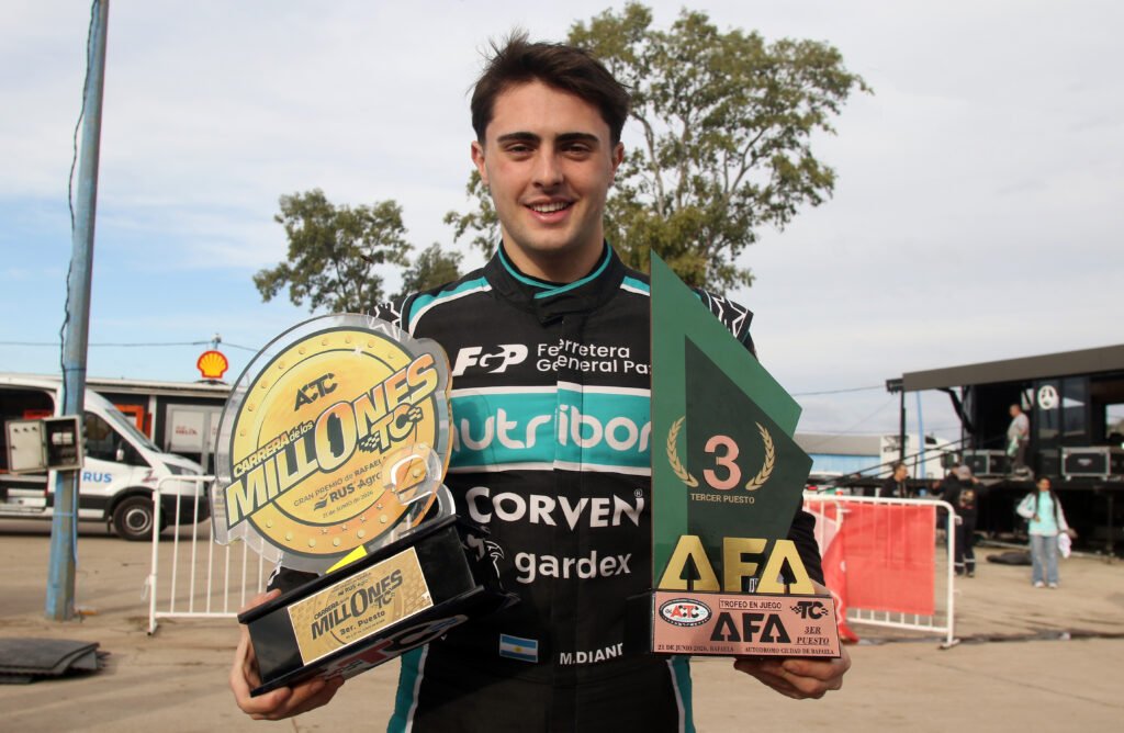 Valentín Aguirre, de punta a punta en Rafaela 4 Diandia con los trofeos del tercer lugar del podio