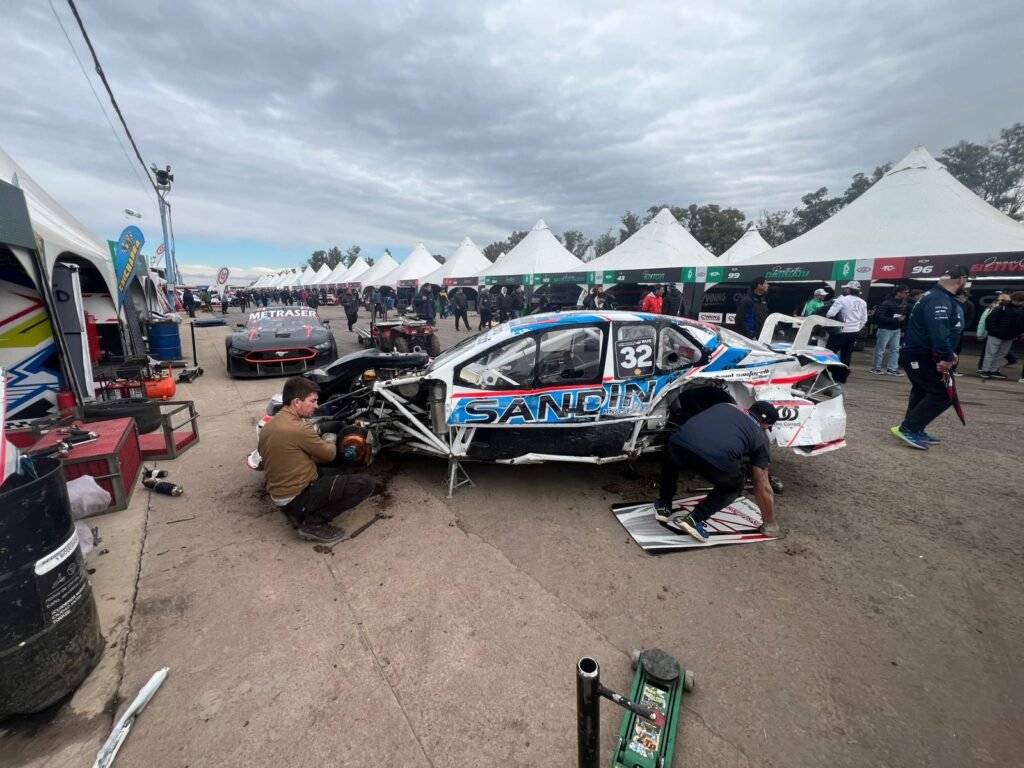 El Camry de Sandin en boxes luego del accidente